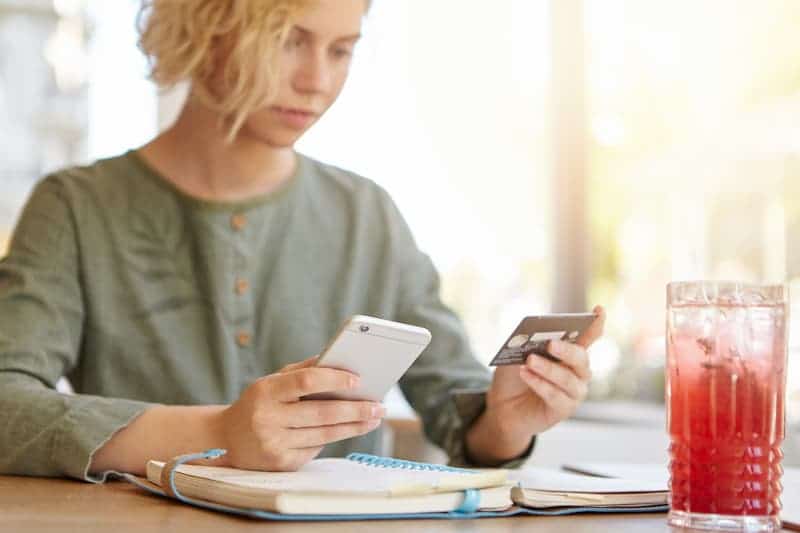 eine-frau-gibt-bankdaten-ein