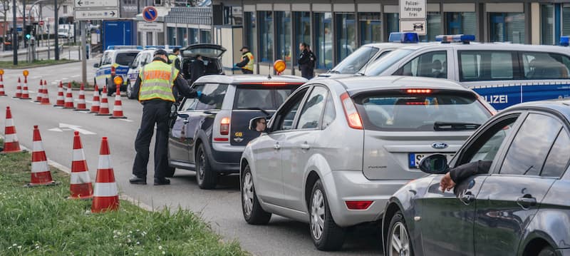 polizist-und-mehrere-autos-bei-kontrolle