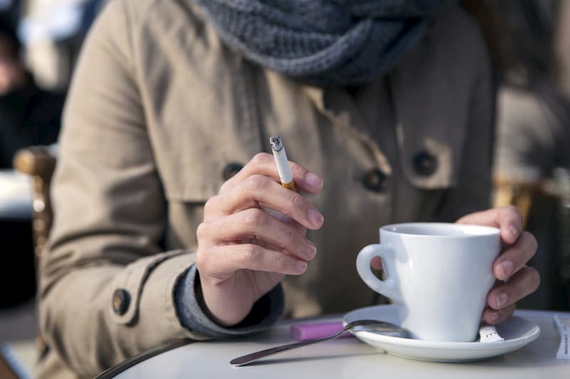 Manche Menschen rauchen nur beim Kaffee - CBD soll das unterbinden