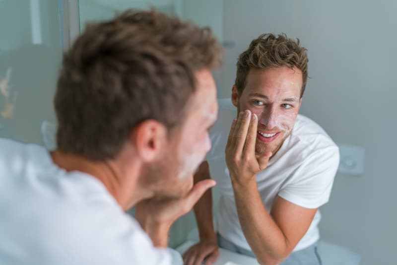 Gegen Akne kann CBD-Creme helfen